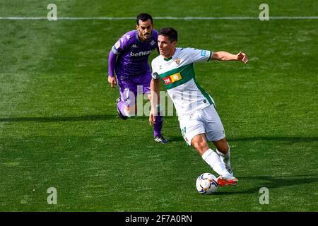 ELCHE, SPAGNA - 4 APRILE: Juanmi di Real Betis e Guido Carrillo di Elche CF durante la Liga Santander partita tra Elche CF e Real Betis a Esta Foto Stock