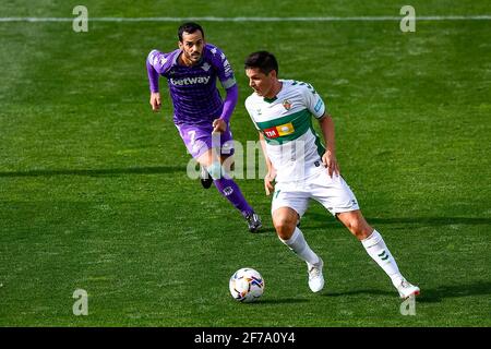 ELCHE, SPAGNA - 4 APRILE: Juanmi di Real Betis e Guido Carrillo di Elche CF durante la Liga Santander partita tra Elche CF e Real Betis a Esta Foto Stock