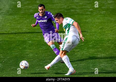 ELCHE, SPAGNA - 4 APRILE: Juanmi di Real Betis e Guido Carrillo di Elche CF durante la Liga Santander partita tra Elche CF e Real Betis a Esta Foto Stock