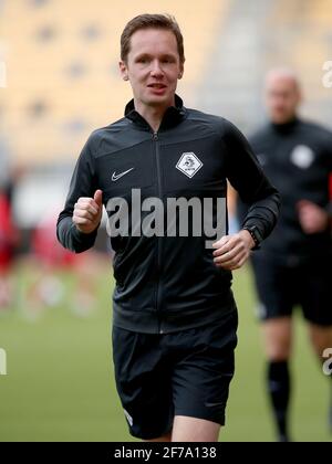 KERKRADE, PAESI BASSI - 5 APRILE: Arbitro Ingmar Oostrom durante la partita olandese Keuken Kampioen Divisie tra Roda JC e Almere City FC a Parkstad Foto Stock