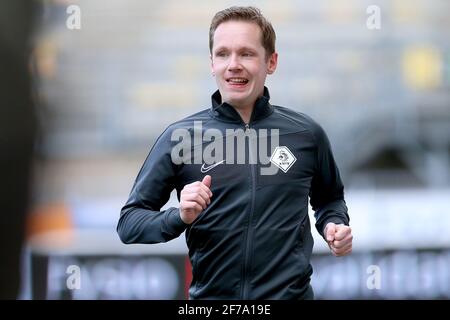 KERKRADE, PAESI BASSI - 5 APRILE: Arbitro Ingmar Oostrom durante la partita olandese Keuken Kampioen Divisie tra Roda JC e Almere City FC a Parkstad Foto Stock