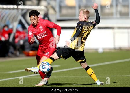 KERKRADE, PAESI BASSI - 5 APRILE: Ruggero Mannes di Almere City FC, Patrick Pflukke di Roda JC durante l'olandese Keuken Kampioen Divisie match tra R. Foto Stock