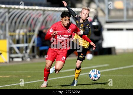 KERKRADE, PAESI BASSI - 5 APRILE: Ruggero Mannes di Almere City FC, Patrick Pflukke di Roda JC durante l'olandese Keuken Kampioen Divisie match tra R. Foto Stock