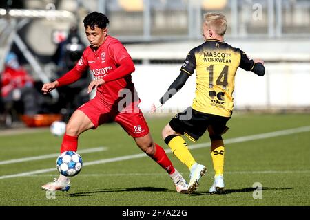 KERKRADE, PAESI BASSI - 5 APRILE: Ruggero Mannes di Almere City FC, Patrick Pflukke di Roda JC durante l'olandese Keuken Kampioen Divisie match tra R. Foto Stock