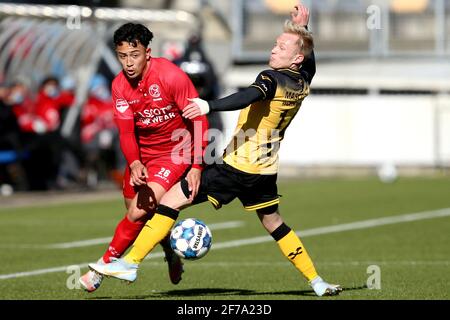 KERKRADE, PAESI BASSI - 5 APRILE: Ruggero Mannes di Almere City FC, Patrick Pflukke di Roda JC durante l'olandese Keuken Kampioen Divisie match tra R. Foto Stock