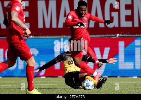 KERKRADE, PAESI BASSI - 5 APRILE: Stefano Marzo di Roda JC, John Yeboah di Almere City FC durante l'olandese Keuken Kampioen Divisie match tra Roda J. Foto Stock