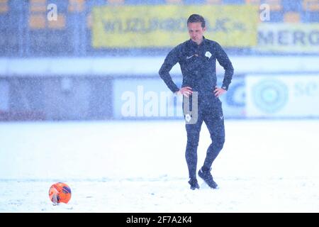 KERKRADE, PAESI BASSI - 5 APRILE: Arbitro Ingmar Oostrom durante la partita olandese Keuken Kampioen Divisie tra Roda JC e Almere City FC a Parkstad Foto Stock