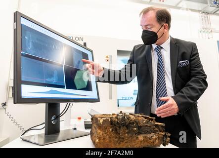 01 aprile 2021, Schleswig-Holstein, Lübeck: Thorsten Buzug, Managing Director del Fraunhofer Research Institution for Individualized and Cell-Based Medical Technology (IMTE), presenta una macchina di crittografia Enigma che è stata esaminata con un computer tomografo del reparto di tecnologia medica. In novembre e gennaio, i subacquei di ricerca hanno trovato un totale di sette Enigmi per pura coincidenza, mentre il recupero di reti fantasma e un'elica nel Mar Baltico; e sul fondo del fiume Schlei. Ora una delle macchine sta mentendo in una tomografia computerizzata al Lübeck Fraunhofer Institute per l'individualizzazione Foto Stock