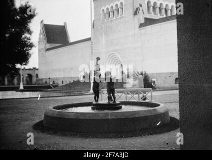 Immagine icona SkiopT con motivi della mostra baltica di Malmö nel 1914, l'industria dell'arte e l'artigianato mostra.Fontana fuori l'ingresso della mostra. Foto Stock