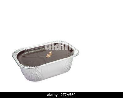 Torta al cioccolato fondente, un primo piano di mousse brownie torta fatta in casa in una tazza di lamina di alluminio isolato su sfondo bianco. Foto Stock