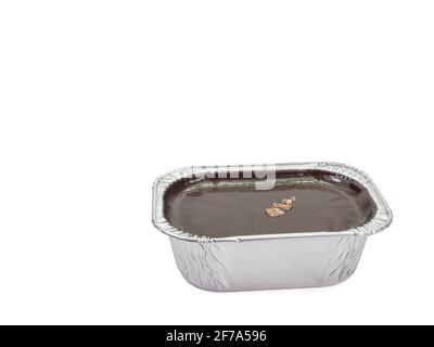 Torta al cioccolato fondente, un primo piano di mousse brownie torta fatta in casa in una tazza di lamina di alluminio isolato su sfondo bianco. Foto Stock