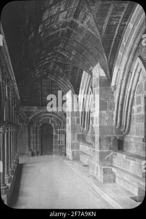 Skioptyconate con motivi provenienti dalla chiesa di Mont Saint-Michel.Filden è stato conservato in cartone etichettato: RESAN1908 XIV St. Michel 7. Dinan 1 .. Testo sull'immagine: 'Abbaye voi Mont St. Michel, le Cloitre. (Lavatorio) Foto Stock