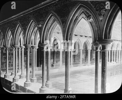 Skioptyconate con motivi provenienti dalla chiesa di Mont Saint-Michel.Filden è stato conservato in cartone etichettato: RESAN1908 XIV St. Michel 7. Dinan 1 .. Testo sull'immagine: 'Abbaye du Mont St. Michel, le Cloitre Foto Stock