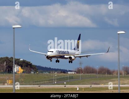 03 aprile 2021, Brandeburgo, Schönefeld: Un Boeing 737-8AS della compagnia Ryanair con registrazione 9H-QED atterrando da Fuerteventura (Spagna) sulla pista meridionale dell'aeroporto di Brandeburgo di Berlino "Willy Brandt". Dall'inizio dell'aprile 2021, entrambe le piste sono state utilizzate a rotazione mensile per distribuire in modo più uniforme l'inquinamento acustico degli aeromobili nella regione. Foto: Soeren Stache/dpa-Zentralbild/ZB Foto Stock