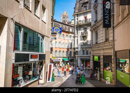 Losanna Svizzera , 26 giugno 2020 : strada pedonale per lo shopping con gente nel centro storico di Losanna Vaud Svizzera Foto Stock