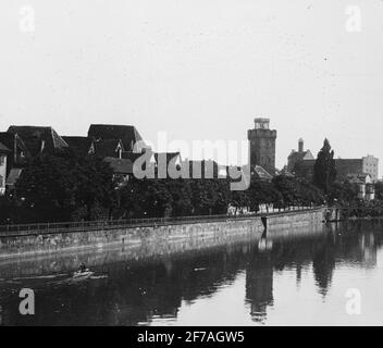 Immagine skioptic con motivi di case lungo la riva del fiume Neckar, Heilbronn.The immagine è stato conservato in cartone etichettato: Il viaggio nel 1906. Heilbronn.7. Foto Stock