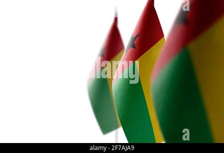 Bandiere nazionali della Guinea Bissau su un bianco sfondo Foto Stock