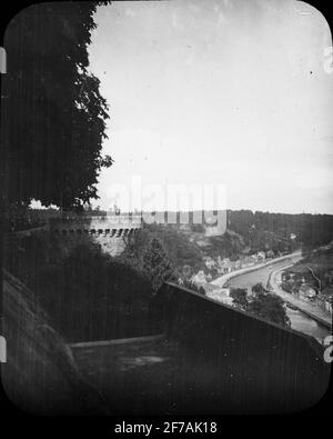 Immagine icona SkiopT con motivi della vista di Dinan dal fiume Rance.l'immagine è stata memorizzata in cartone etichettato: Il viaggio 1908. Dinan 7. XV Foto Stock