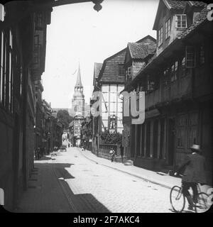 Immagine dell'icona di SkiopT con motivi di Street Burgstrasse contro il monastero di St Michaelis a Hildesheim.Filden è stato conservato in cartone contrassegnato con: Vårresan 1909. Hildesheim 9. V. testo sull'immagine: 'Burgstr. Machelik'. Foto Stock