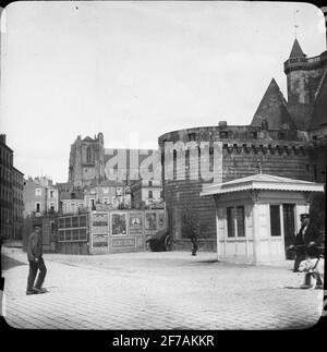 SkiopT icona con motivi del castello le Château des Ducs de Bretagne e Cattedrale Cathédrale St. Pierre (St Paul). L'immagine è stata conservata in cartone etichettato: Il viaggio nel 1908. Vannes. XXI. Testo sull'immagine: 'Castello e Cattedrale'. Foto Stock