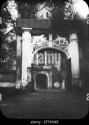 Immagine icona Skiopt con motivi della porta dei leoni, che segna l'ingresso alla Cattedrale di Strängnäs. Sullo sfondo, la West Fasad è visibile sulla Cattedrale di Strängnäs.l'immagine è stata conservata in cartone contrassegnato :? Foto Stock