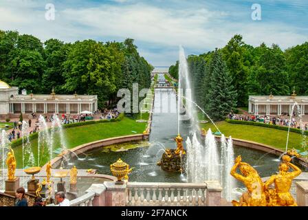 Fontane presso il Palazzo Peterhof, San Pietroburgo, Russia Foto Stock