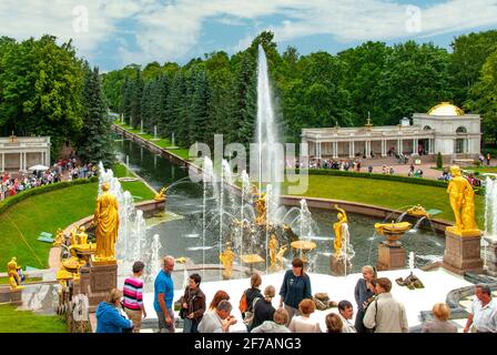 Fontane presso il Palazzo Peterhof, San Pietroburgo, Russia Foto Stock