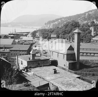 Immagine Skiopticone. Peekskill intorno al 1890. Osserva la nota contro Water Street con Annsville Creek sempre dritto. Il fiume Hudson ad ovest. Nel bug con la torre a destra, il dipartimento dei vigili del fuoco aveva i suoi carri e nella grande torre, l'uomo asciugò i cavalli. Foto Stock