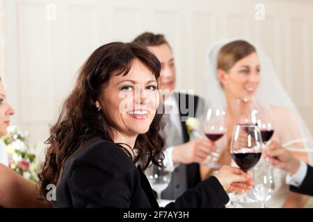 Festa di nozze a cena - la coppia nuziale è clking bicchieri con vino Foto Stock