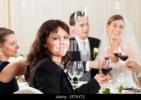 Festa di nozze a cena - la coppia nuziale è clking bicchieri con vino Foto Stock