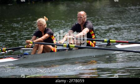 Coppia più anziana in competizione in coppia sculling gara. Foto Stock