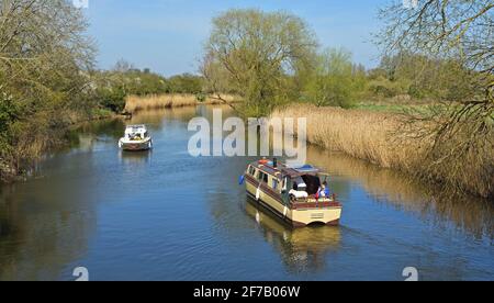 Imbarcazioni da diporto sul fiume Ouse a St Neots Cambridgeshire. Foto Stock