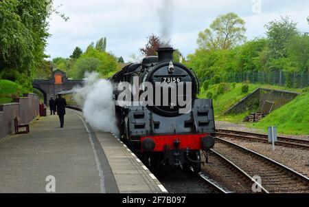 BR Standard Classe 5 73156 motore a vapore tirando in Nord Leicester patrimonio stazione ferroviaria. Foto Stock
