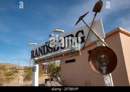 Randsburg è un'antica città mineraria della contea di Kern, California, Stati Uniti, che ad un certo punto ha spostato milioni di dollari di oro minerale. Foto Stock