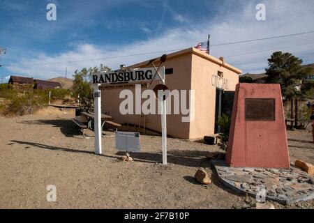 Randsburg è un'antica città mineraria della contea di Kern, California, Stati Uniti, che ad un certo punto ha spostato milioni di dollari di oro minerale. Foto Stock