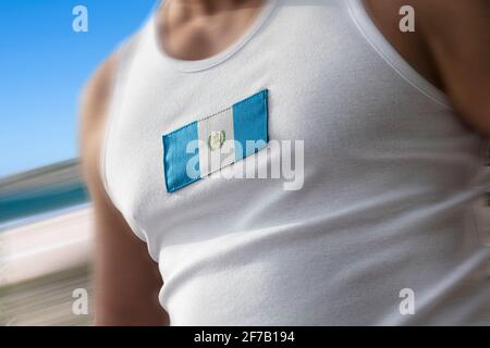 La bandiera nazionale del Guatemala sul petto dell'atleta Foto Stock