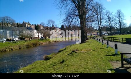 Appleby-in-Westmorland e il fiume Eden ---- Appleby, Westmoreland (Cumbria moderna) fotografata nell'aprile 2017. --- Appleby si è sviluppato come la città di mercato di Westmorland dopo la conquista normanna ed è ora famoso per la fiera annuale del cavallo di Appleby che risale al 12 ° secolo. Ha un passato storico e durante la seconda guerra civile inglese la città è stata posta sotto un assedio, in cui il regicida maggiore generale Thomas Harrison è stato ferito. Nel 1649 firmò il mandato di morte di Re Carlo i e fu poi appeso, disegnato e squartato per il suo omicidio. Foto Stock