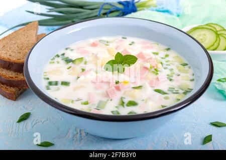 Una fresca zuppa di Okroshka slavica in un recipiente. Foto Stock