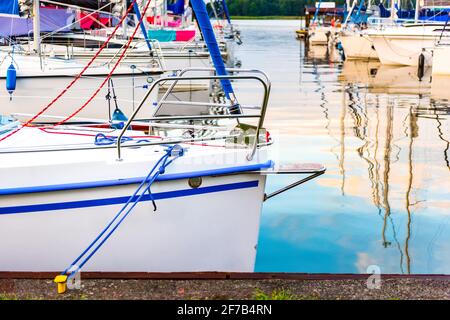 barche a vela ormeggiate su un molo calma mattina presto. vacanze estive in barca a vela. Foto Stock