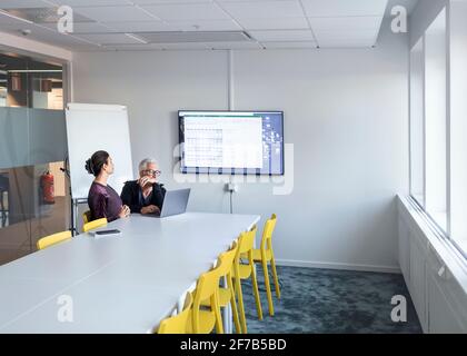 Persone in sala riunioni che hanno una videoconferenza Foto Stock