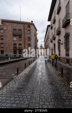 Madrid, Spagna - 2 aprile 2021: Via Sacramento nel centro di Madrid, quartiere Austrias. Giorno piovoso durante la settimana di Pasqua Foto Stock