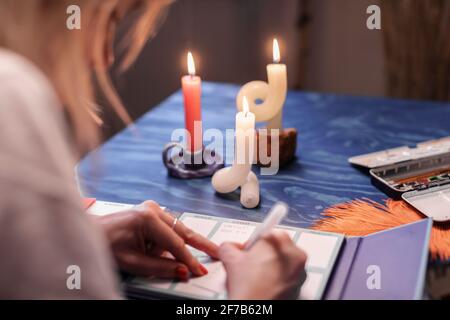 Primo piano di scrittura donna Foto Stock