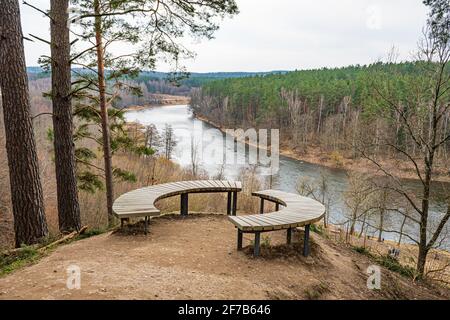 Bellissimo panorama di valle con foresta e vista fiume da una collina con panca circolare in legno, Neris Parco Regionale vicino a Vilnius, Lituania Foto Stock