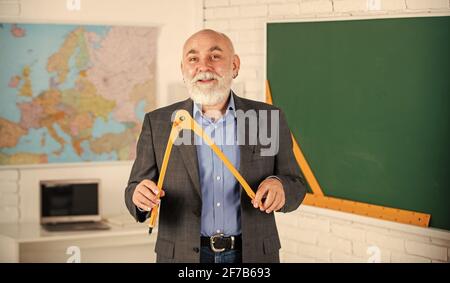 Docente esperto. Insegnante maturo piace insegnare. Argomenti STEM. Permettetemi di spiegare. Esperienze di apprendimento personalizzate. Insegnante di uomo intelligente anziano a. Foto Stock