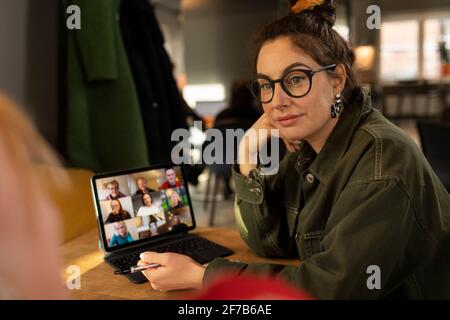 Donna che ha una videochiamata Foto Stock