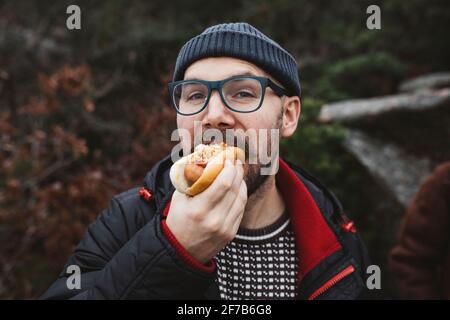 L'uomo mangiare hotdog Foto Stock