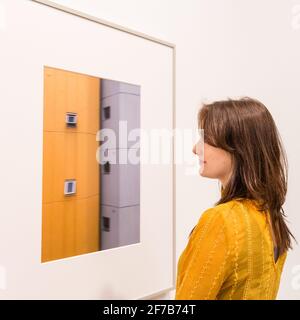 L'assistente alla Galleria guarda 'Mobile No.3' del fotografo e artista tedesco Andreas Gursky. Anteprima stampa, Haywayd Gallery, Londra Foto Stock