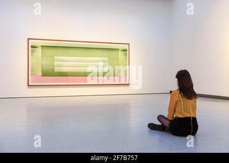 L'assistente alla Galleria guarda 'Prada II' di Andreas Gursky, rassegna stampa alla Hayward Gallery di Londra, Regno Unito Foto Stock