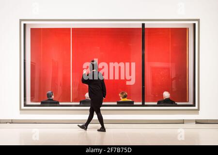 Un assistente guarda 'Review' del fotografo e artista tedesco Andreas Gursky, rassegna stampa, Hayward Gallery, Londra Foto Stock