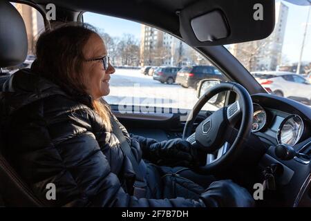 Senior donna alla guida Foto Stock